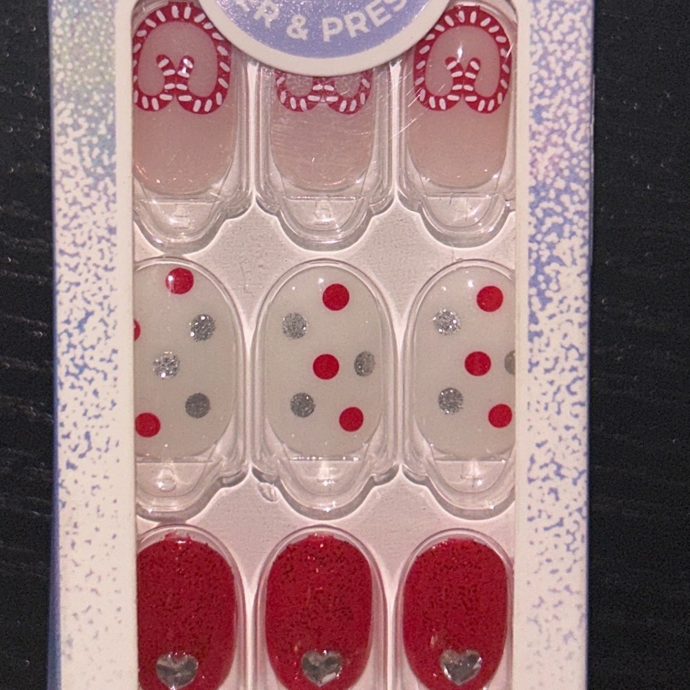 imPRESS Midwinter Press On Nails Short Oval Nails Red White Silver Hearts Jewels